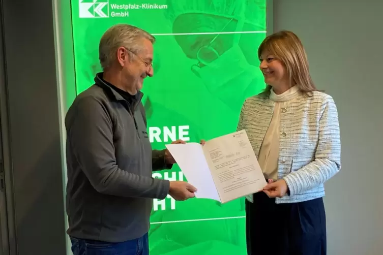 Und nochmal 50.000 Euro: Bei der &Uuml;bergabe des F&ouml;rderbescheids an Stefan Kniele wollte sich Staatssekret&auml;rin Nicole Steingass (SP