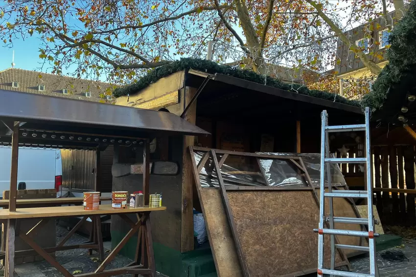 Der Frankenthaler Weihnachtsmarkt naht: Noch wird auf dem Rathausplatz in beinahe jeder Ecke gewerkelt.