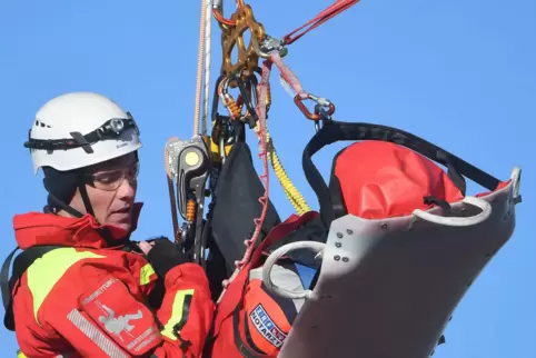 Rettung aus luftiger Höhe: Nico Schäfer hängt mit seiner Patientin im Moment dieser Aufnahme noch gut 30 Meter über dem Boden. 