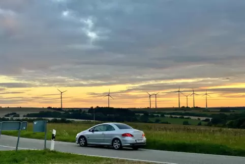 Bei Riedelberg stehen acht Windräder. Von Bottenbach aus sind diese gut zu sehen. Vier neue Windräder sollen nördlich von Botten