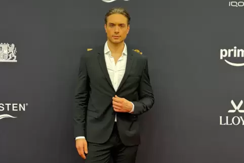 Kann sich mühelos vor der Kamera in Szene setzen: der Neustadter Simon Fox auf dem roten Teppich bei der Bambi-Verleihung 2025 i