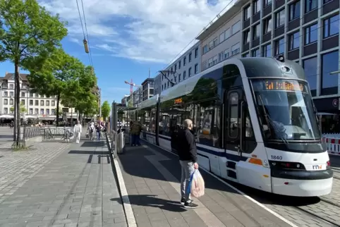 Die neuen Straßenbahn-Modelle gehören mehr und mehr zum Stadtbild.