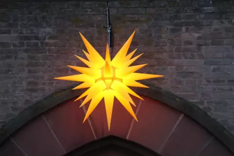 Soll für ein warmes Gefühl und Hoffnung sorgen: das Licht der Herrnhuter Sterne, hier in Harthausen. 