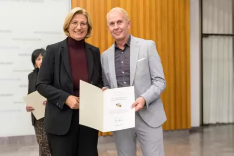 Thomas Höchst bekommt von Anke Rehlinger die saarländische Ehrenamtsnadel überreicht. 