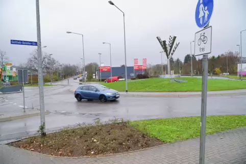 Der Kreisel mit dem sogenannten Energiebaum, von dem eine Spur Richtung Baumarkt, Möbel Martin und Kläranlage abzweigt, bekommt 