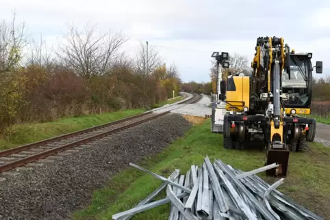 Der Bahndamm bei Wachenheim wird wieder mit Schienen und Schwellen bestückt. 