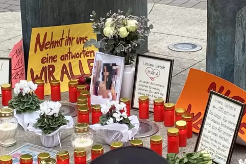 Bei der Mahnwache ein paar Tage nach dem Tod wird deutlich, wie viele Menschen Anteil nehmen. 