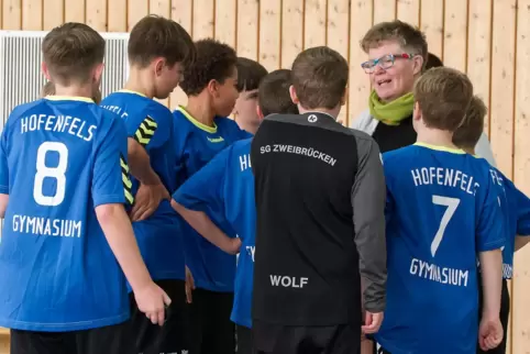 Heimvorteil genutzt: Hofenfels-Lehrerin Anja Schimmel gewann mit ihren U14-Handballern in der Westpfalzhalle den Vorentscheid de