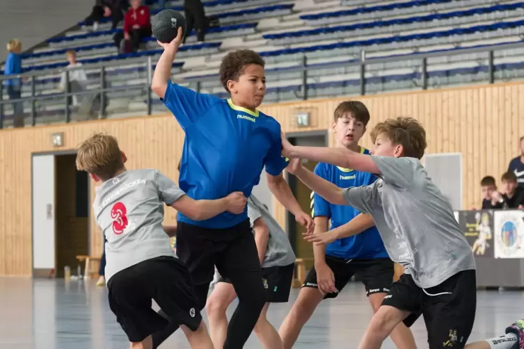 Im Stadtderby des Zweibr&uuml;cker Hofenfels-Gymnasiums (in Blau) gegen das Helmholtz-Gymnasium trifft Simon Okafor zum 7:6 f&uuml;r das H