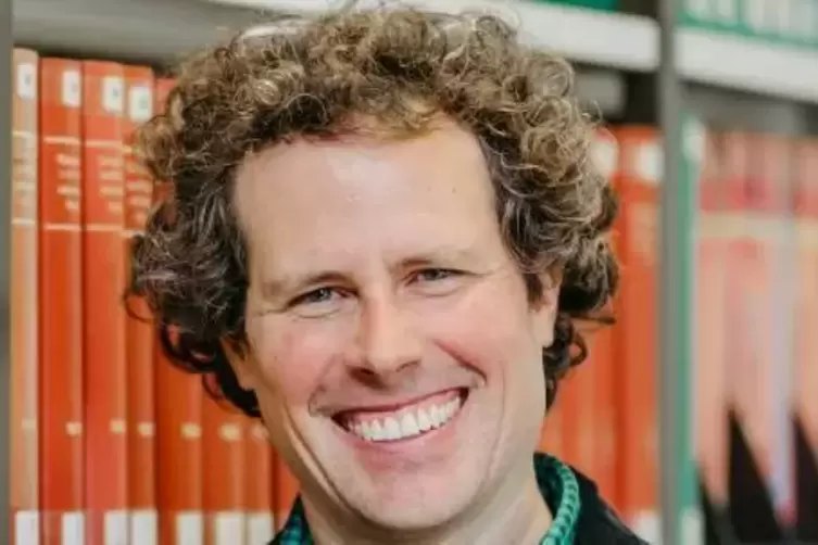 Marius Kloft ist der Sprecher des interdisziplin&auml;ren Konsortiums aus acht Forschenden. Er lehrt Informatik an der RPTU in Kaiser