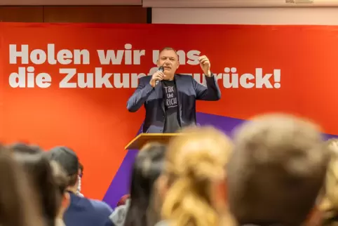 Im Fritz-Walter-Stadion eröffnet Jan van Aken am Dienstagabend den Landtagswahlkampf – vor über 250 Zuhörern. Erstmals will Die 