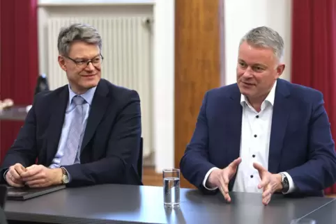 Die Brüder Patrick (links) und Gordon Schnieder beim RHEINPFALZ-Gespräch in Rülzheim.