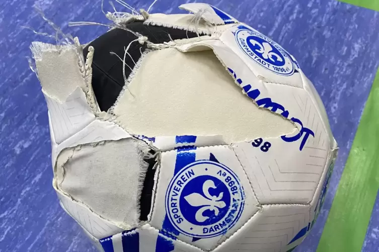Dem Ball ist es anzusehen: Die Ha&szlig;locherinnen spielen oft Fu&szlig;ball.