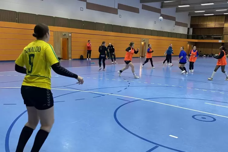 Julia Spie&szlig; muss im Ronaldo-Trikot kicken.