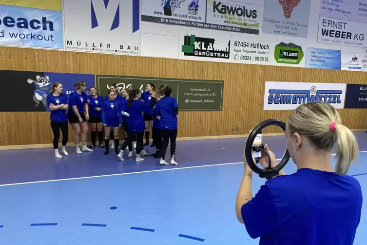 Katharina Gerdon (rechts) bringt ihr Team in Position f&uuml;r einen Post in den sozialen Medien. 