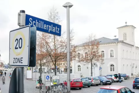 Auf der Rückfahrt zum Schillerplatz brachte der Busfahrer den Bub wieder zur Mama zurück.