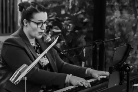 Musikalisch wird das Benefizkonzert von dem Zweibrücker Vokalensemble Duketown Voices und der Sängerin Katharina Bonk (Foto) mit