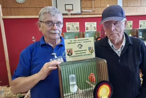 Mit diesem „Roten Kanarienvogel“ wurden Klaus Grimme (links) und Wilfried Hüther in Trulben Landesmeister. 