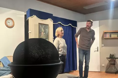 Das Ehepaar Hoppenstedt, Margit Starkmann und Ralf Hemmer, bringt sich selbst schon häufig in Erklärungsnot. Sprachassistentin A