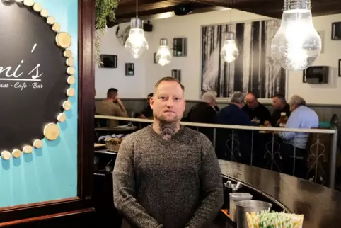 Die Gaststätte Jonis am Hallplatz hat Insolvenz angemeldet, laut Geschäftsführer Steffen Porath geht es trotzdem zu den gewohnte Die Gaststätte Jonis am Hallplatz hat Insolvenz angemeldet, laut Geschäftsführer Steffen Porath geht es trotzdem zu den gewohnte