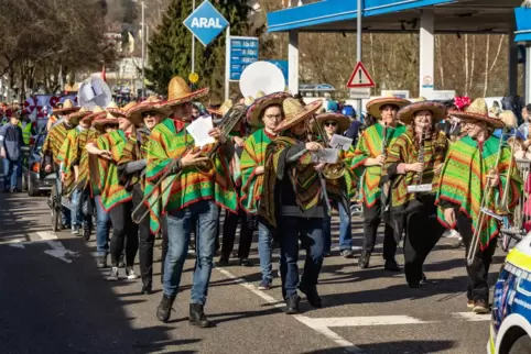 Die Stadtkapelle führte den Faschingsumzug an.