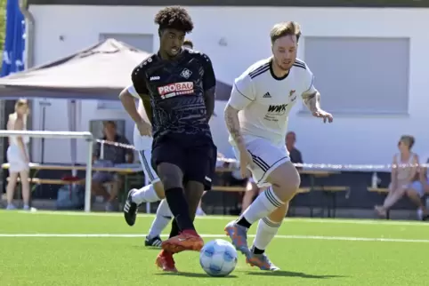 Arminias Martin Amoako (links) macht im Training auf sich aufmerksam. 