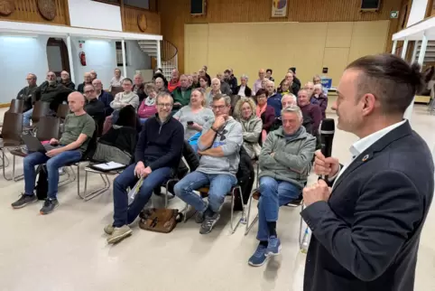 Einwohnerversammlung zum Ausbau der Speyerer Straße in Wattenheim: Am Mikrofon ist Ortsbürgermeister Carsten Brauer.