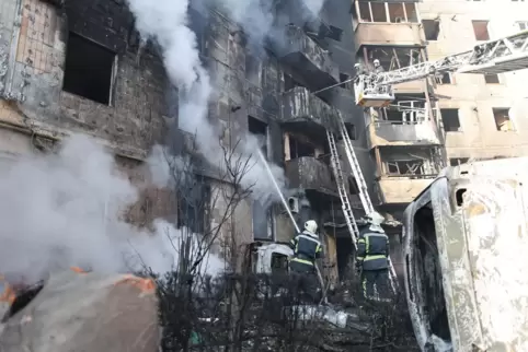 Feuer in einem Wohnhaus in Ternopil in der Ukraine, das durch einen russischen Angriff schwer beschädigt wurde. 