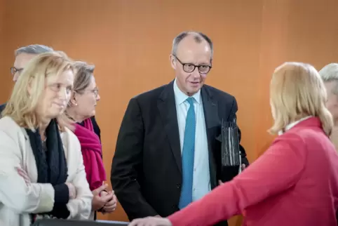 Müssen irgendwie einen Lösungsweg finden: Kanzler Friedrich Merz (CDU) im Gespräch mit Arbeitsministerin Bärbel Bas (SPD), recht