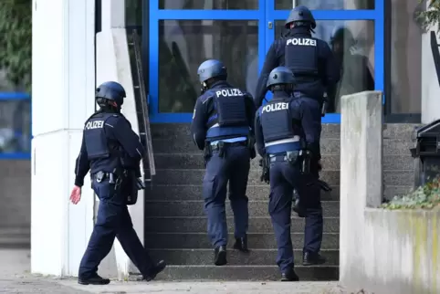 Schon 2018 hat ein möglicherweise bewaffneter Jugendlicher an der Karolina-Burger-Realschule plus einen Großeinsatz ausgelöst. 