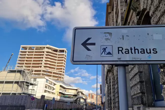 Das alte Rathaus wird derzeit abgerissen. Das alte Rathaus wird derzeit abgerissen.