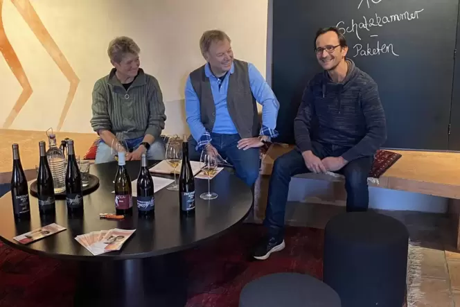 Haben viel zu lachen (von links): Hannelore Brenner vom Verein »Kleine Glücksritter«, Kabarettist Franz Kain, und Winzer Matthia