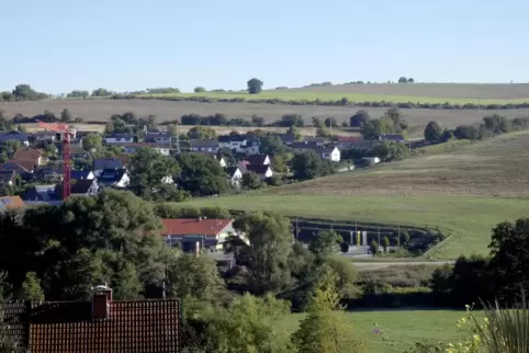 Oberhalb der Wohnhäuser am Kirschbacher Weg sollen 26 Bauplätze entstehen. Über dem Wasgau-Markt ist die neue Kita geplant. Das 