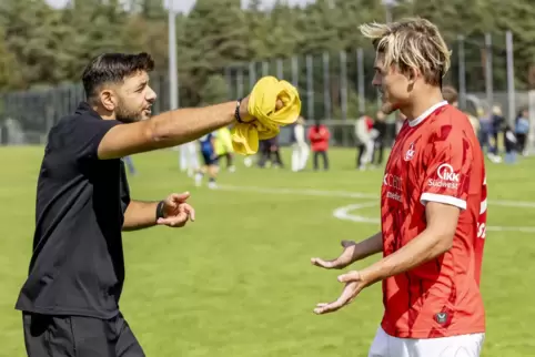 Gibt eventuell sein Comeback: Maddox Stadel, hier im Gespräch mit Trainer Eimen Baffoun. 