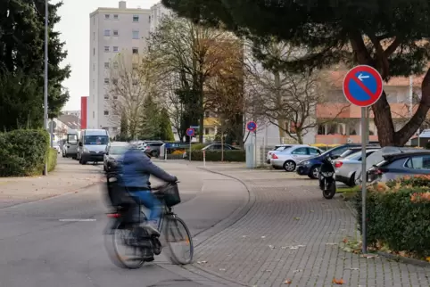 Radler in der Paul-Egell-Straße: zielsicher auf den Gehweg abgebogen, der kein Radweg mehr ist. 