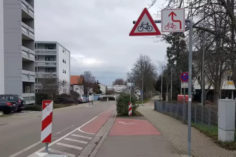 Übergang für Radler auf die Fahrbahn: im Mausbergweg rot markiert.