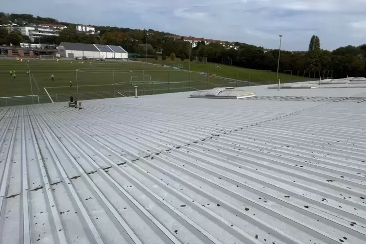 Das Pultdach der LAZ-Halle, mit Blick auf den Kunstrasen im Westpfalzstadion.