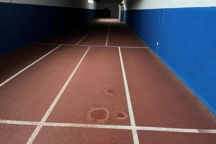 Wasserflecke im Sprintschlauch: Wenn&rsquo;s regnet, stehen hier Eimer, die das Wasser auffangen. 