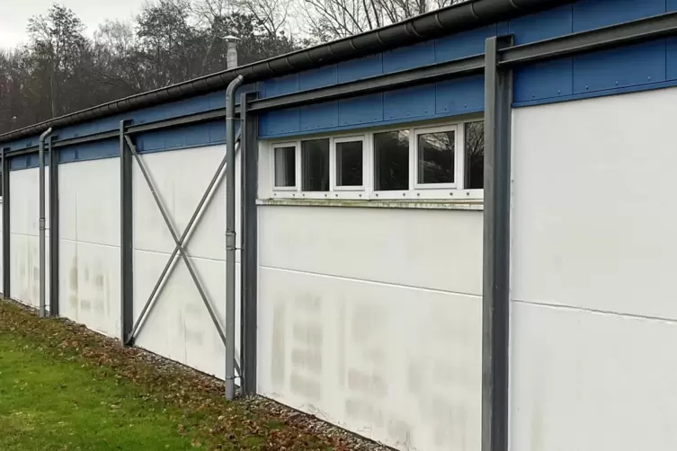 An der seitlichen Au&szlig;enwand der Halle gibt es Probleme mit der Drainage (unten) und der Regenrinne. 