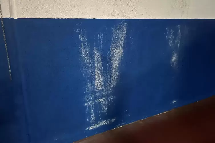 Die Feuchtigkeit, die an der Seitenwand der Halle eindringt, &auml;u&szlig;ert sich innen in unsch&ouml;nen Salzflecken.