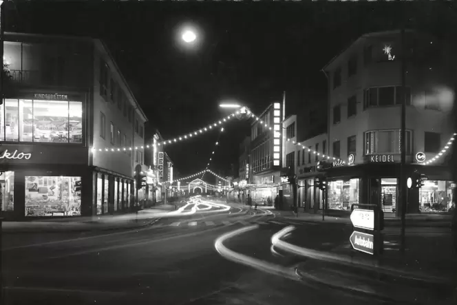 Das Foto auf der undatierten Karte müsste Anfang der 1970er-Jahre entstanden sein. Der Rathausplatz war damals noch für den Durc Das Foto auf der undatierten Karte müsste Anfang der 1970er-Jahre entstanden sein. Der Rathausplatz war damals noch für den Durc