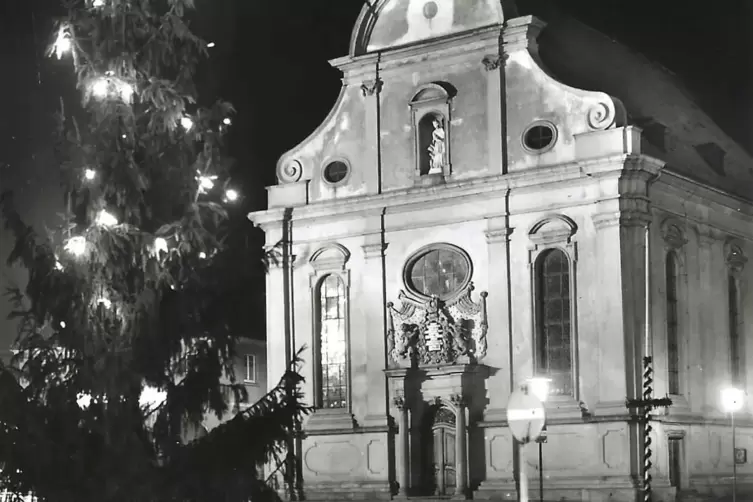 Dreifaltigkeitskirche mit Weihnachtsbaum.
