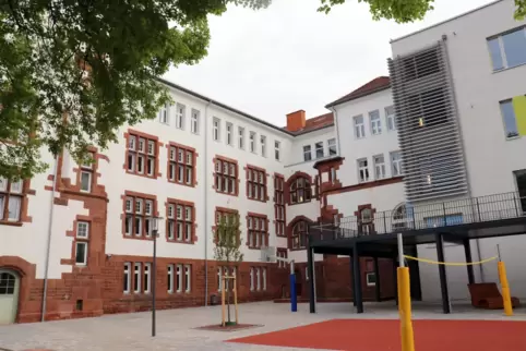 Trotz aller Herausforderungen würde Liane Fremgen ihren Arbeitsplatz an der Landgraf-Ludwig-Realschule plus gegen nichts eintaus