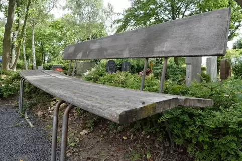 Zum Niederlassen und Treffen einladen könnte eine Plauderbank in Mörsch.