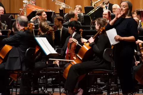 Musikvermittlerin Heike Schumacher stellt die Instrumente vor, hier die Blechbläser.