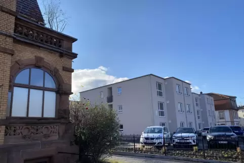 Neben der Villa Schwinn (links) ist das erste der beiden neuen Mehrfamilienhäuser jetzt bezugsfertig. Neben der Villa Schwinn (links) ist das erste der beiden neuen Mehrfamilienhäuser jetzt bezugsfertig.