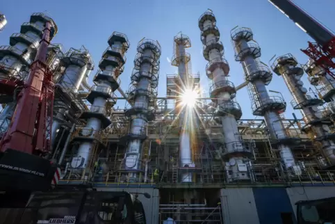 Anders als auf diesem Foto ist die Lage der Chemieindustrie, die in Rheinland-PFalz eine große Rolle spielt, derzeit keineswegs 