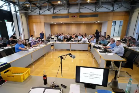 Im Zweibrücker Stadtrat (hier die erste Sitzung nach der Kommunalwahl 2024) sitzt die FWG (im Vordergrund) zwischend er AfD (rec
