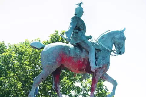  Beschmiertes Denkmal für Kaiser Wilhelm II: Nicht wenige Persönlichkeiten, die einst Vorbild waren, werden heute kritisch geseh
