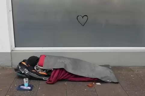 Obdachlosigkeit kann jeden treffen. In der Verbandsgemeinde Rheinauen werden derzeit 19 Menschen als Obdachlose geführt. 